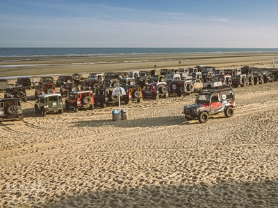 Defenders op het strand by Rob Mitchell