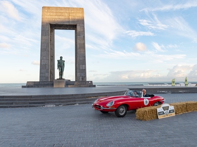 Oldtimers on the beach by Walter Carels