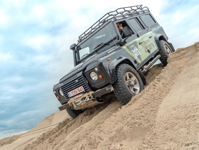 Defenders op het strand by Walter Carels